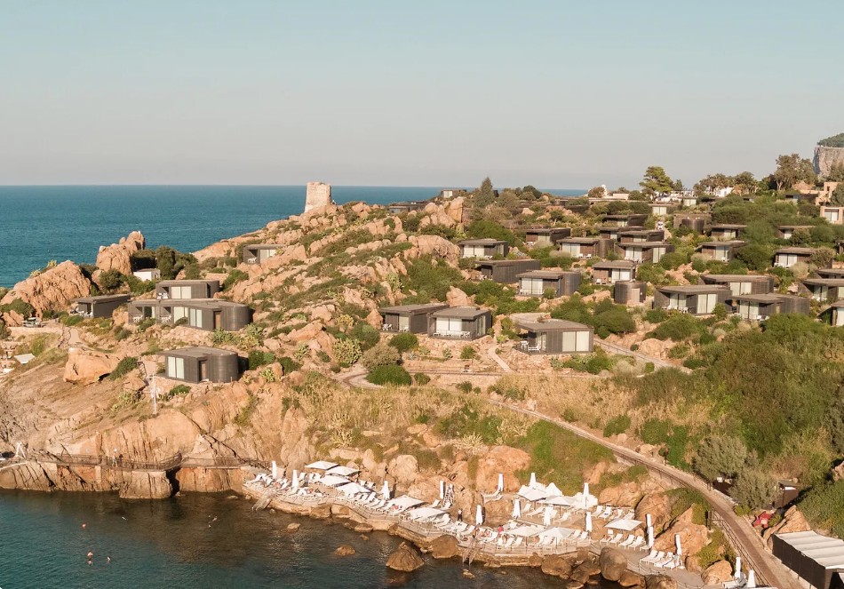 Vilas na encosta rochosa do Club Med Cefalù, com torre histórica, decks na pedra e mar da Sicília