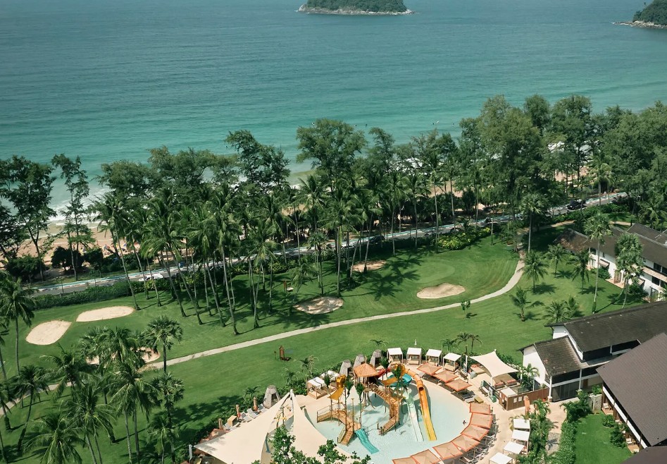 Vista aérea do Club Med Phuket com parque aquático infantil, gramado e mar da Tailândia ao fundo