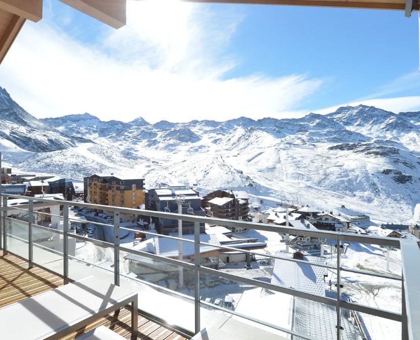 Vista da sacada para a vila de Val Thorens e as montanhas nevadas dos Alpes franceses